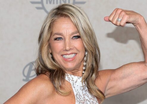 Denise Austin, 69 anni, propone 4 semplici esercizi per mettersi in forma in vista dell’estate