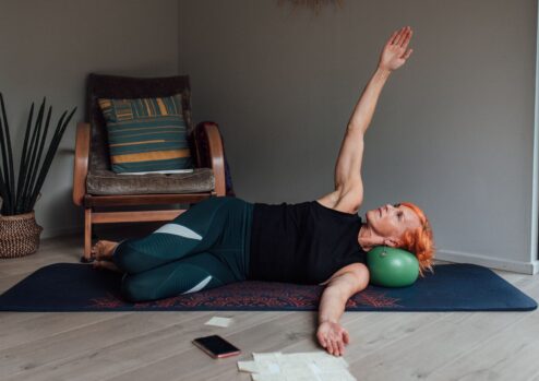 Questo attrezzo economico può migliorare la postura e ridurre la tensione al collo, secondo un istruttore di Pilates