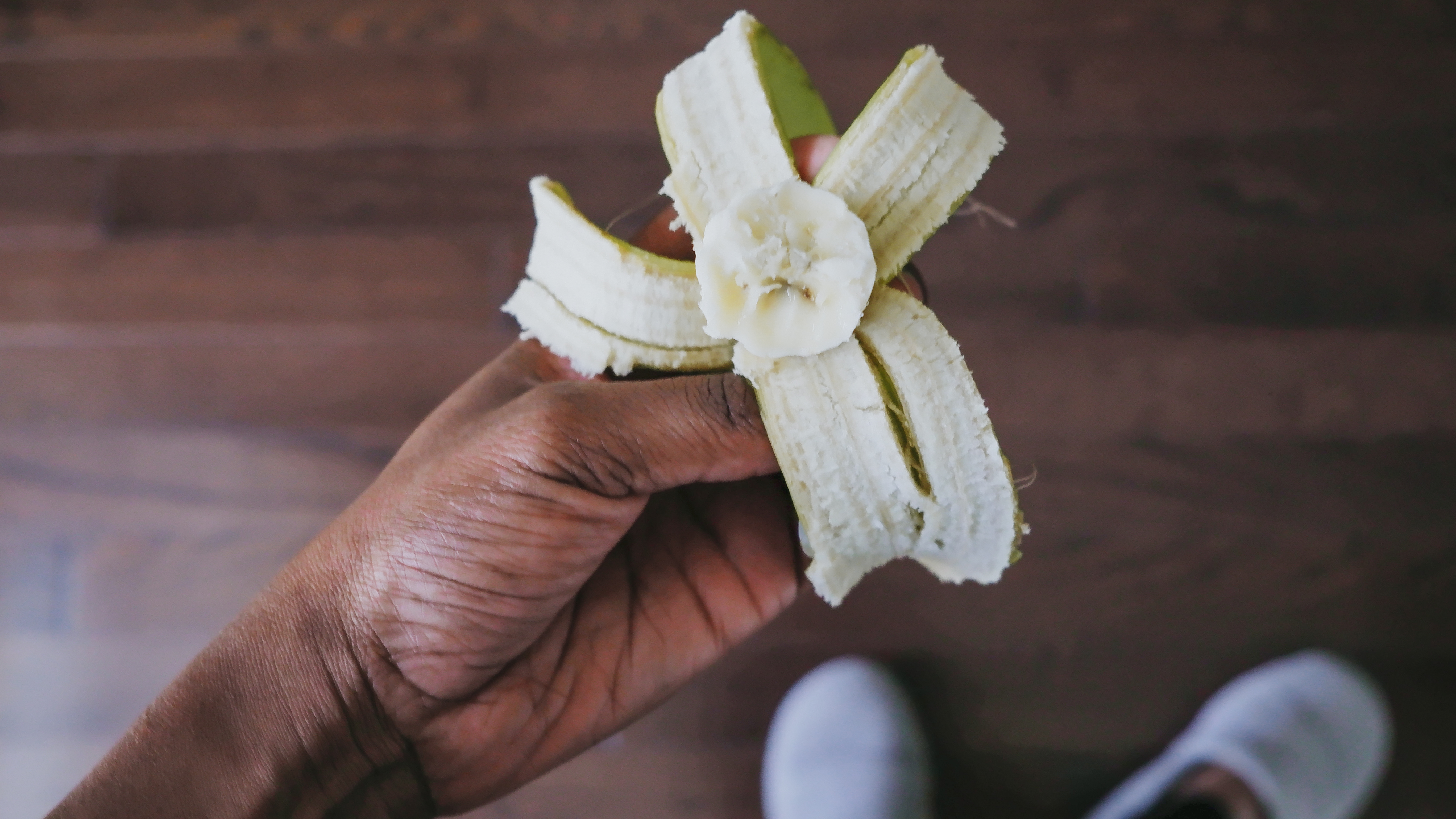Una persona tiene a metà una banana