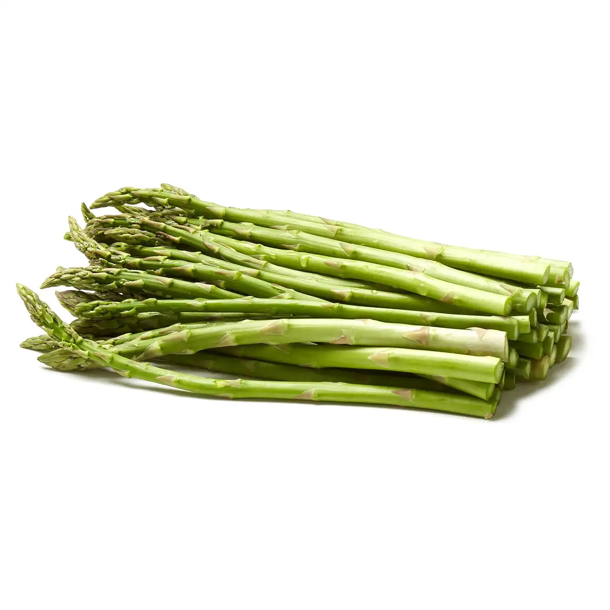 Rametto di asparagi su sfondo bianco