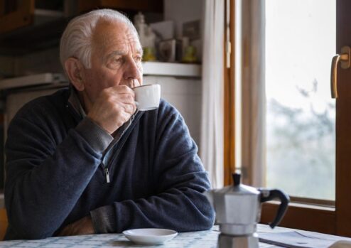 Quante tazzine di caffè al giorno dopo i 60 anni? Un cardiologo dà il numero esatto